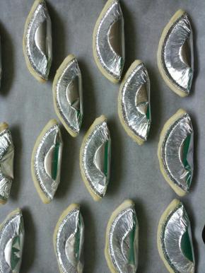 蛋挞皮对折收口。收口前稍稍在边沿抹一点水，起粘合作用，防止内馅流出。