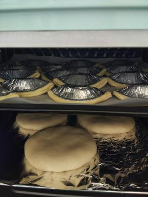 摆放到烤盘，入炉。