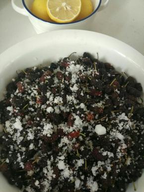 撒50克糖腌渍。省去这步 直接下一步也可以。腌渍是为了出汁，炒时更轻松。