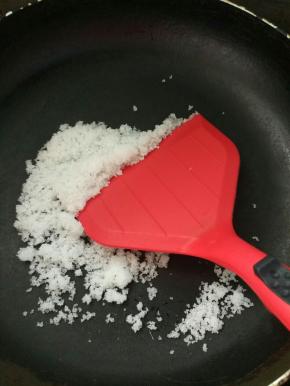 开火，不粘锅放糖，翻炒几下就可以倒入桑葚。我放了40克糖，因为桑葚本身就甜，不想吃太甜。大家随意。糖的另一个作用是防腐。糖多的话，果酱更能长时间保质。