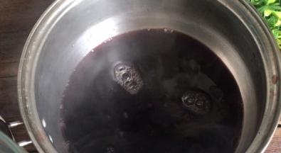 把多余的汤汁倒回锅中