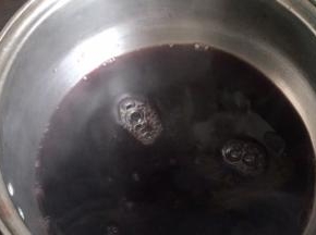 把多余的汤汁倒回锅中