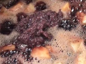 倒入沸腾的哈密瓜中，拌匀