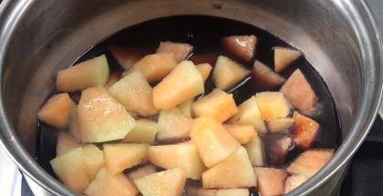 加入哈密瓜，大火煮沸