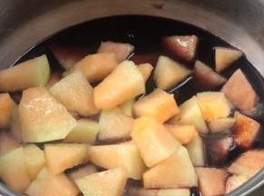 加入哈密瓜，大火煮沸