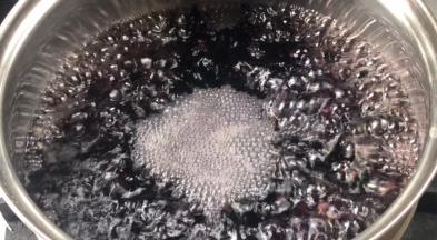 加入适量清水煮沸后转小火熬煮