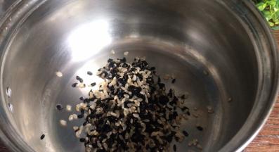 洗净沥水后放入锅中