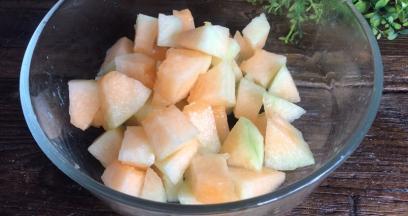 哈密瓜去馕去皮，切丁备用