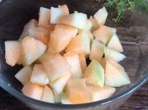 哈密瓜去馕去皮，切丁备用
