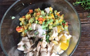 加入盐、胡椒粉和葱花，拌匀