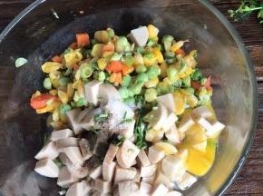 加入盐、胡椒粉和葱花，拌匀