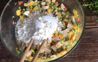 加入面粉，搅拌均匀