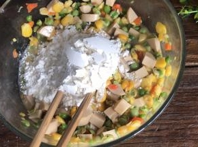 加入面粉，搅拌均匀