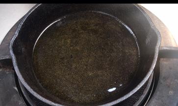 热锅刷一层薄薄的油