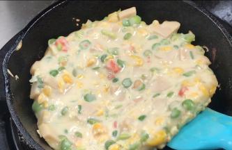 中火煎至表面变色，翻面