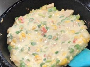 中火煎至表面变色，翻面