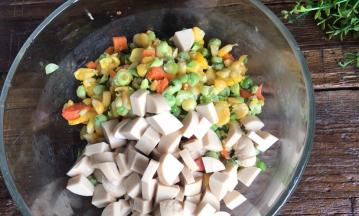 加入鸡肉火腿肠丁