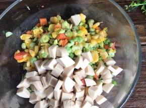 加入鸡肉火腿肠丁