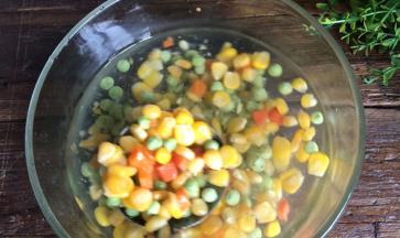 把玉米粒、青豆、胡萝卜煮熟，捞出放凉