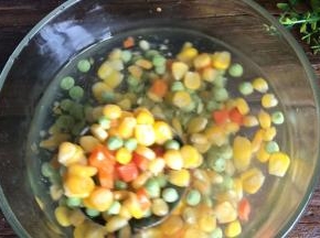 把玉米粒、青豆、胡萝卜煮熟，捞出放凉