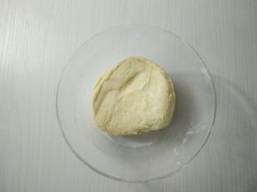 筛入面粉拌匀，成为酥皮，面团放入冰箱冷藏30分钟。