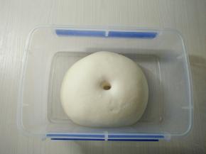 用手指粘面粉在面团上戳洞，洞口不回缩、不塌陷，证明面团发酵完成。