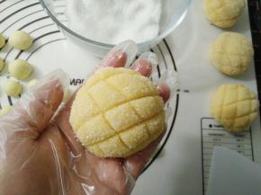 在酥皮上粘上细砂糖，用刮板压出纹路摆在烤盘里。
