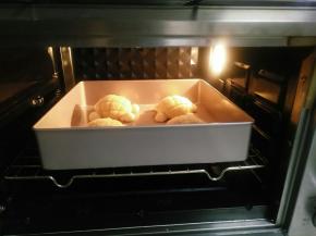 放入烤箱中下层，上下火170度烤17分钟(按自家烤箱性能调节温度和时间）烤完放到烤架上晾凉。