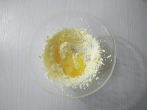 在发酵的时候制作酥皮，软化的黄油加入细砂糖打发至颜色发白，分多次加入蛋液，每次充分混合再加下次。