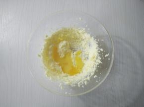 在发酵的时候制作酥皮，软化的黄油加入细砂糖打发至颜色发白，分多次加入蛋液，每次充分混合再加下次。
