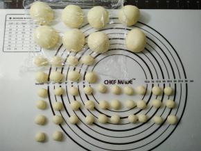 将面团排气，分成8个60克，8个6克，32个3克，盖保鲜膜常温静置15分钟。