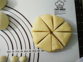 将酥皮取出分成8份揉圆。
