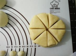 将酥皮取出分成8份揉圆。
