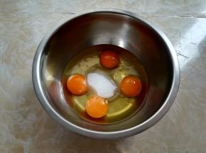 准备一个无水无油的深盆，鸡蛋去壳，加入30克细砂糖A，用手动打蛋器搅打到细砂糖A融化