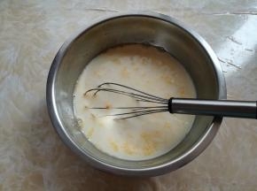加入牛奶和融化的黄油，继续用手动打蛋器混合到没有明显的油星印子