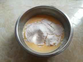加入过筛的低筋面粉，用手动打蛋器Z字型手法混合均匀，一开始可能会有一些面粉小疙瘩，用滤网过筛2-3次就没有了