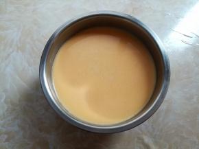 过滤好的蛋液面糊盖上保鲜膜静置半个小时