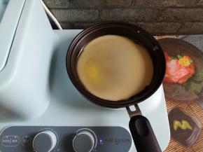 中小火加热不粘锅，不粘锅里刷一点点玉米油，舀一勺面糊，均匀的铺满小锅里