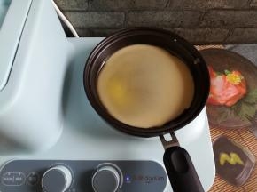 中小火加热不粘锅，不粘锅里刷一点点玉米油，舀一勺面糊，均匀的铺满小锅里