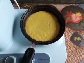 面糊煎到中间有气泡鼓起，就可以出锅了，小心的把饼皮揭起来，放一边备用，饼皮上可以垫一张油纸或者保鲜膜，防止粘黏在一起