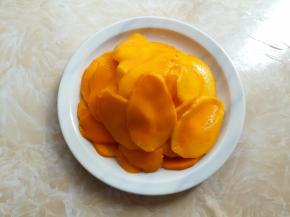 把芒果削皮切成0.5厘米厚的薄片