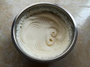 淡奶油里加30克细砂糖B打发到有明显的纹路