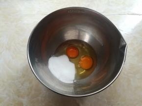 准备一个干净无水无油的盆子，放入去壳的鸡蛋和细砂糖