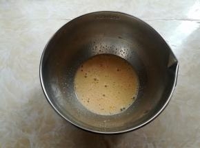 用手动打蛋器把细砂糖搅拌到融化，蛋液不需要打发