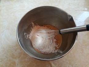 蛋液里加入过筛的低筋面粉、肉桂粉和泡打粉