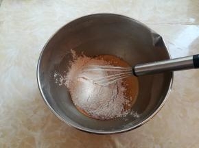 蛋液里加入过筛的低筋面粉、肉桂粉和泡打粉