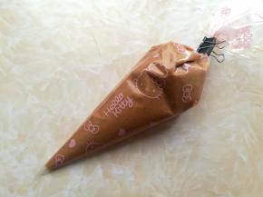 把面糊放到裱花袋里，放入冰箱中冷藏半个小时