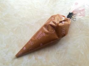 把面糊放到裱花袋里，放入冰箱中冷藏半个小时