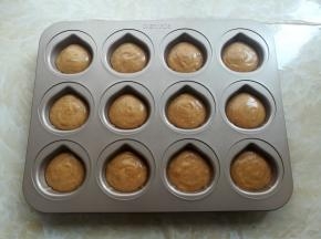 面糊取出挤到模具里，挤到8分满的样子，回温10分钟