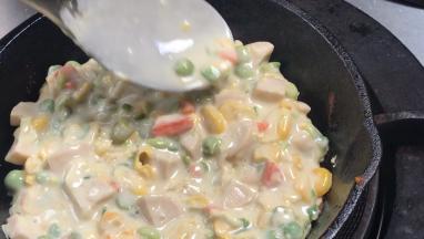 倒入玉米青豆糊，摊平